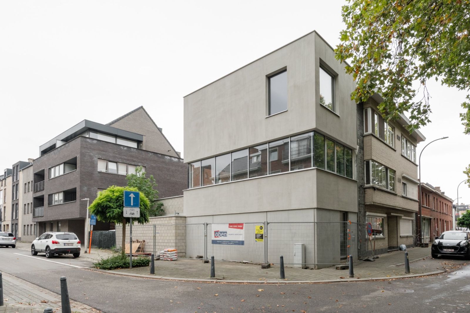 Hoekpand met grijze gevel in Hasselt