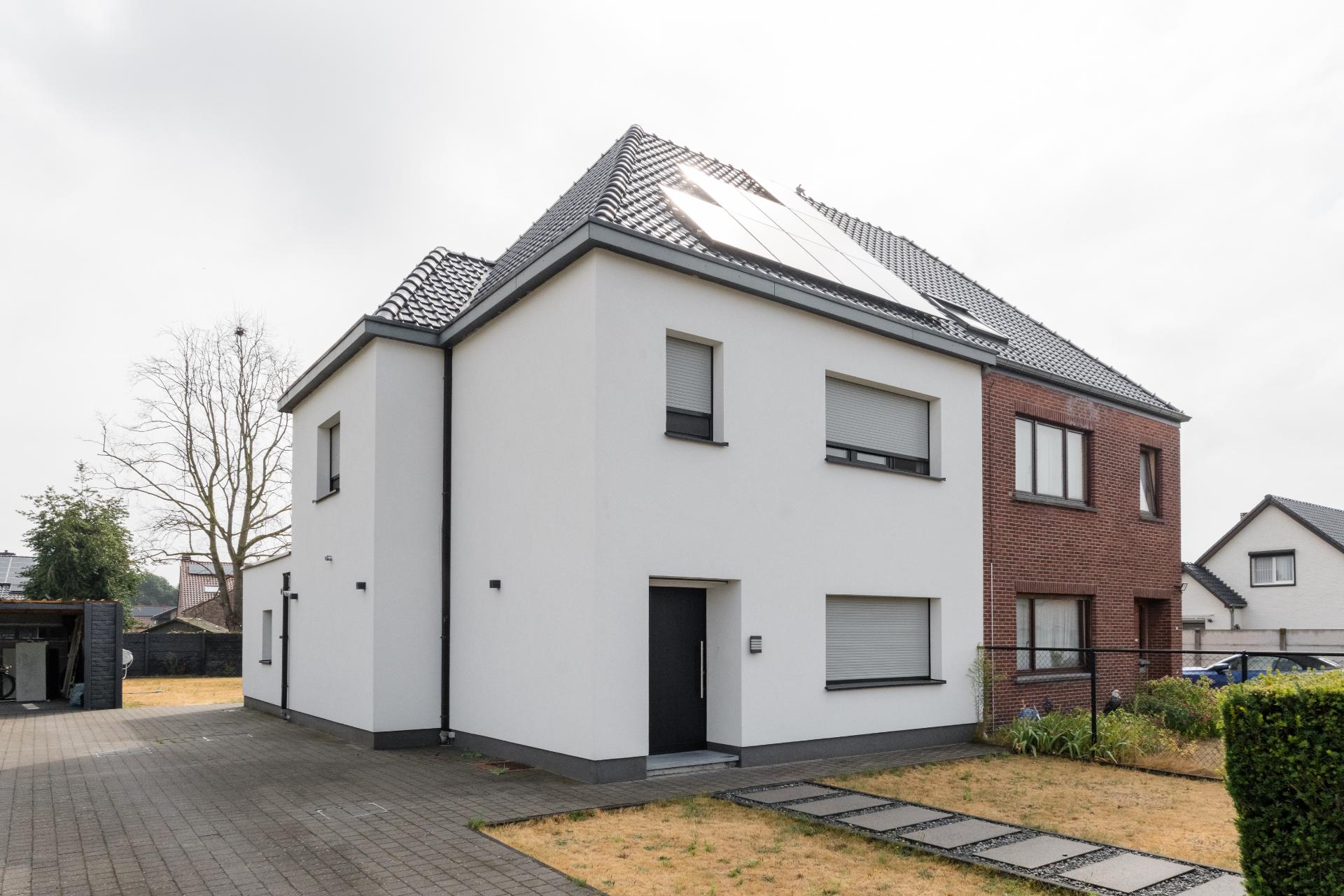 Gerenoveerde woning met witte crepi en zonnepanelen