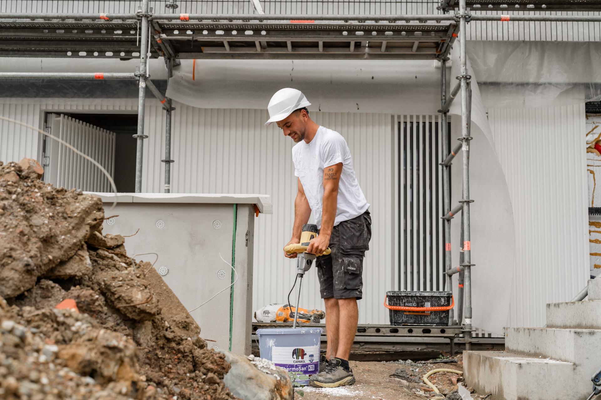 Vakman bereidt materiaal voor tijdens gevelwerken