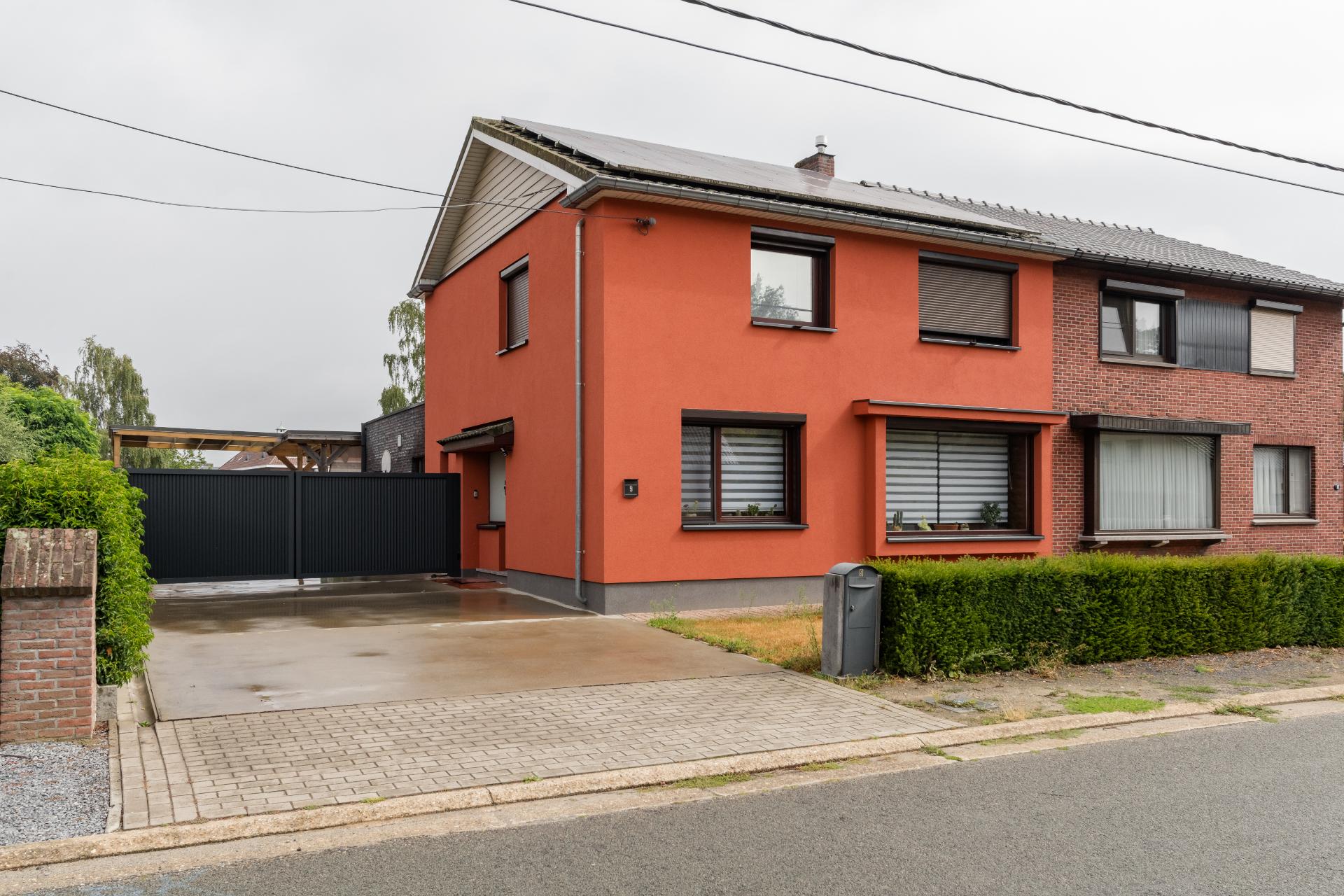 Woning afgewerkt met oranje gevelbepleistering