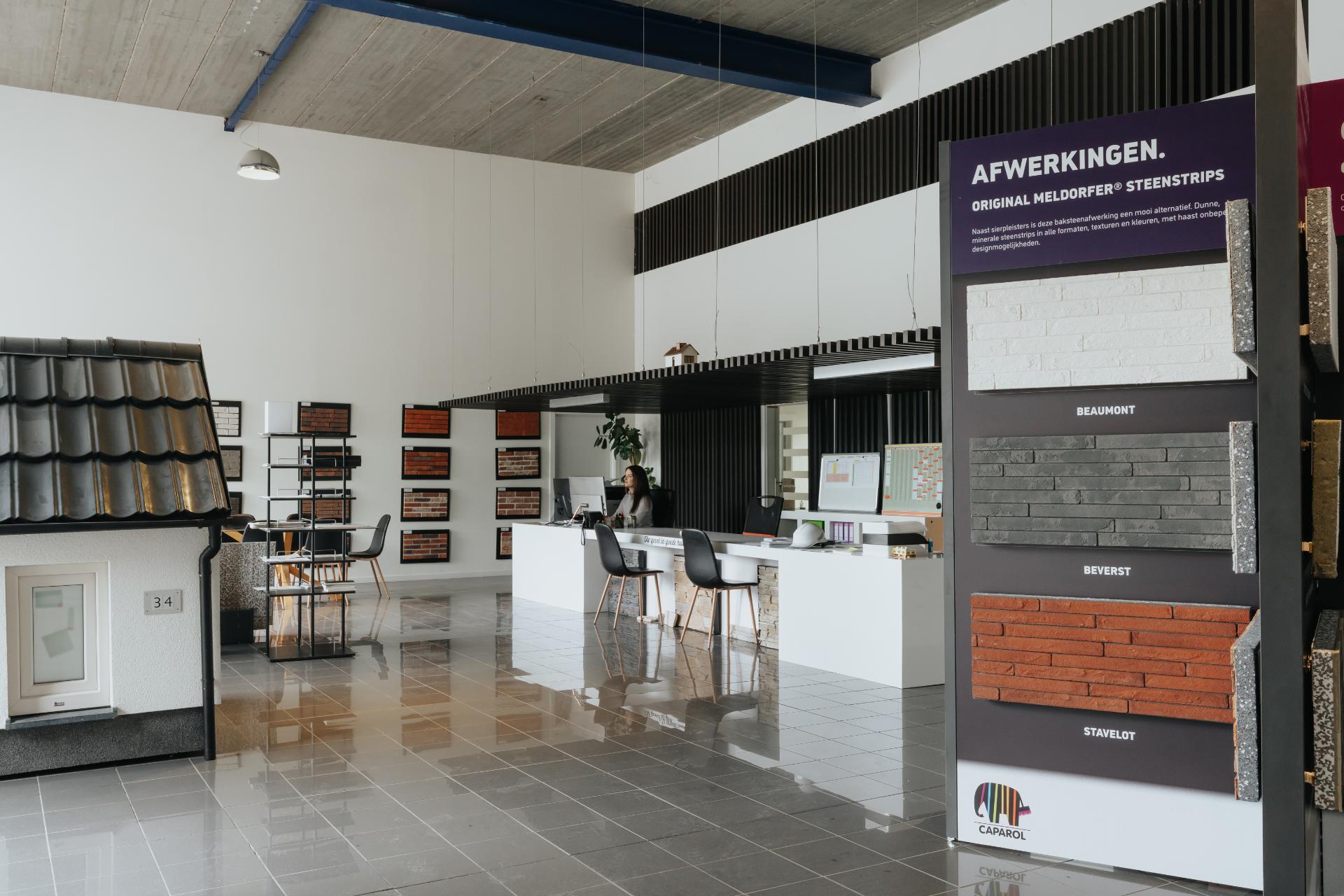 Showroom met steenstrips en verschillende gevelafwerkingen