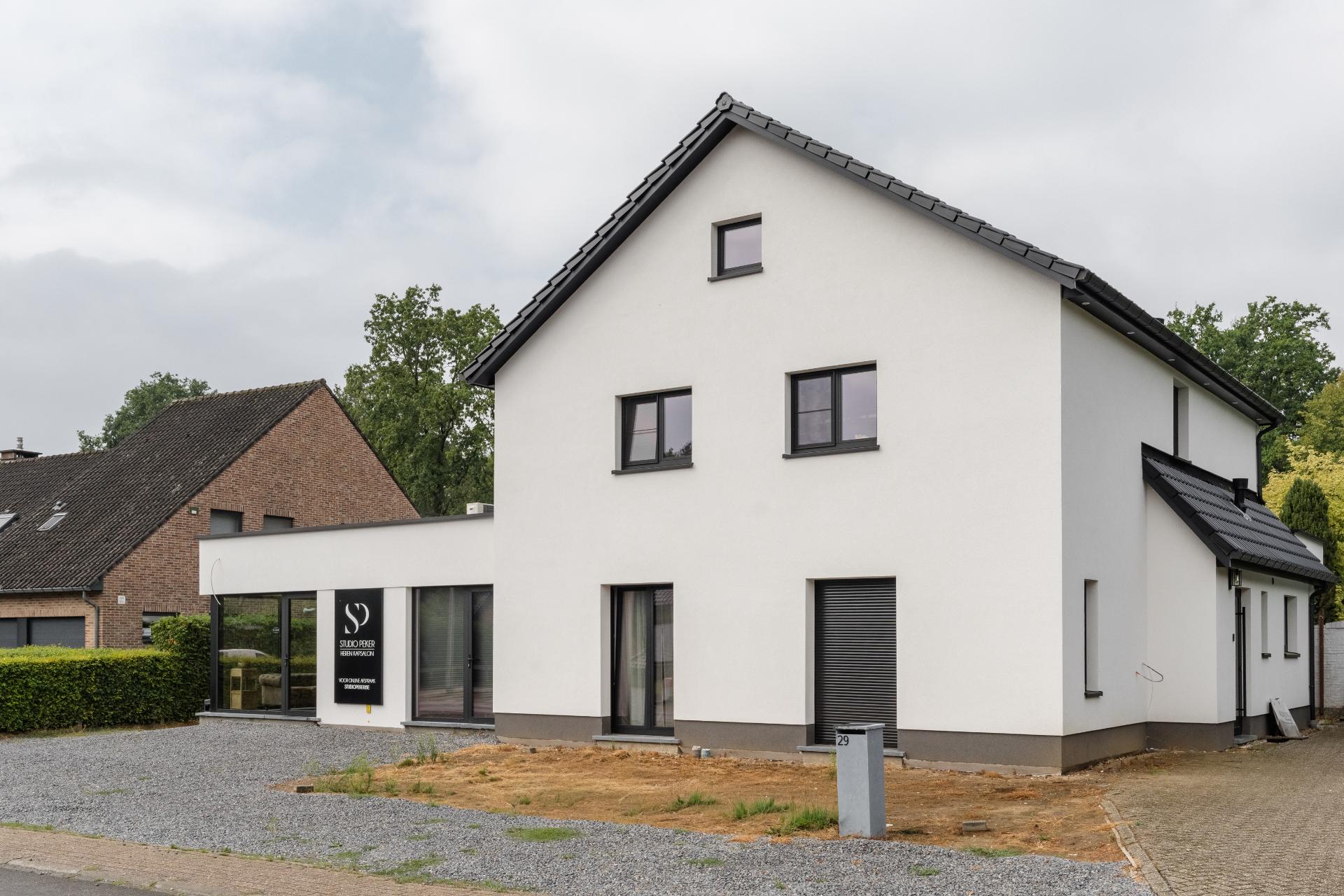 Voorgevel van woning met witte gevelbepleistering