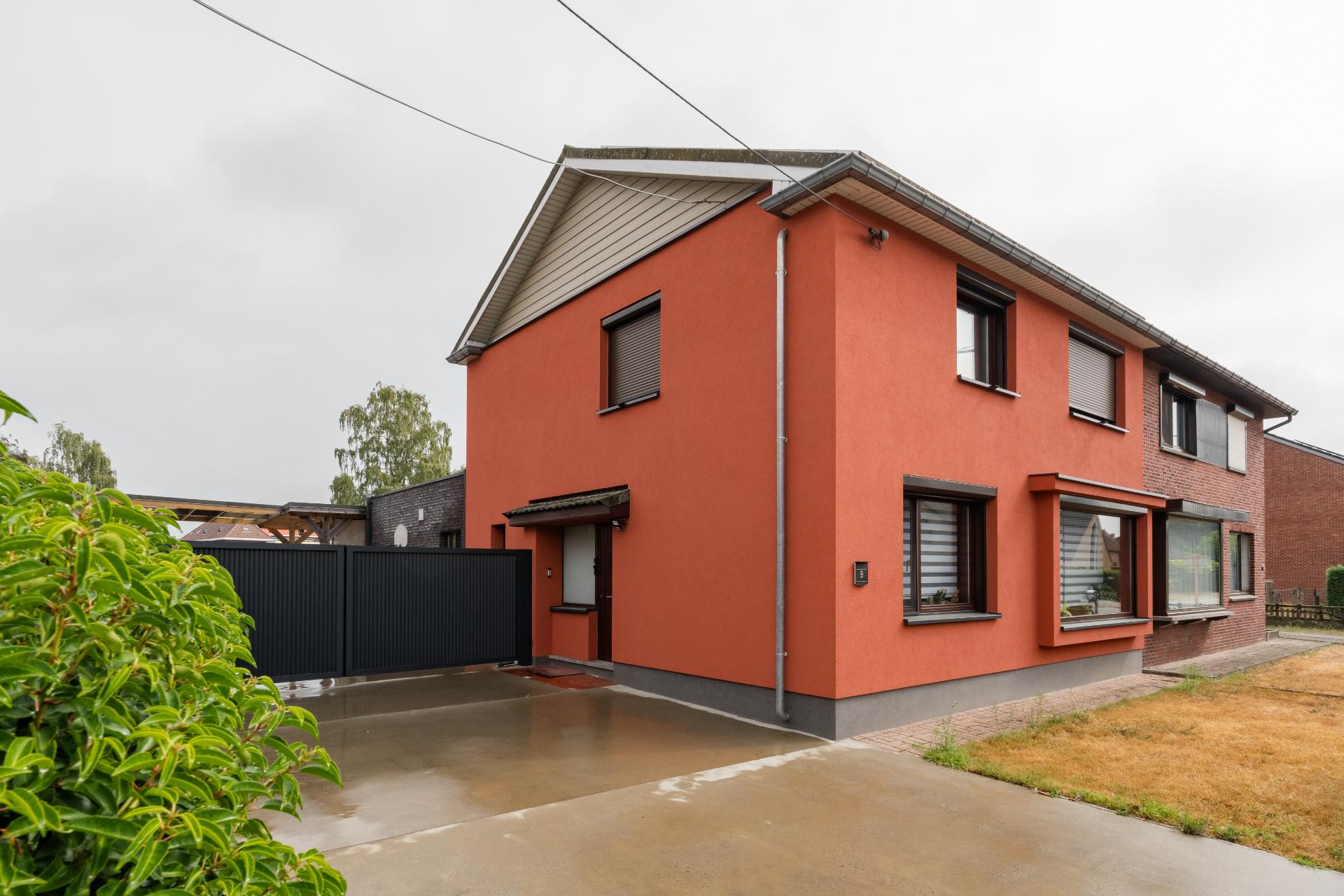 Gerenoveerde woning met oranje crepi