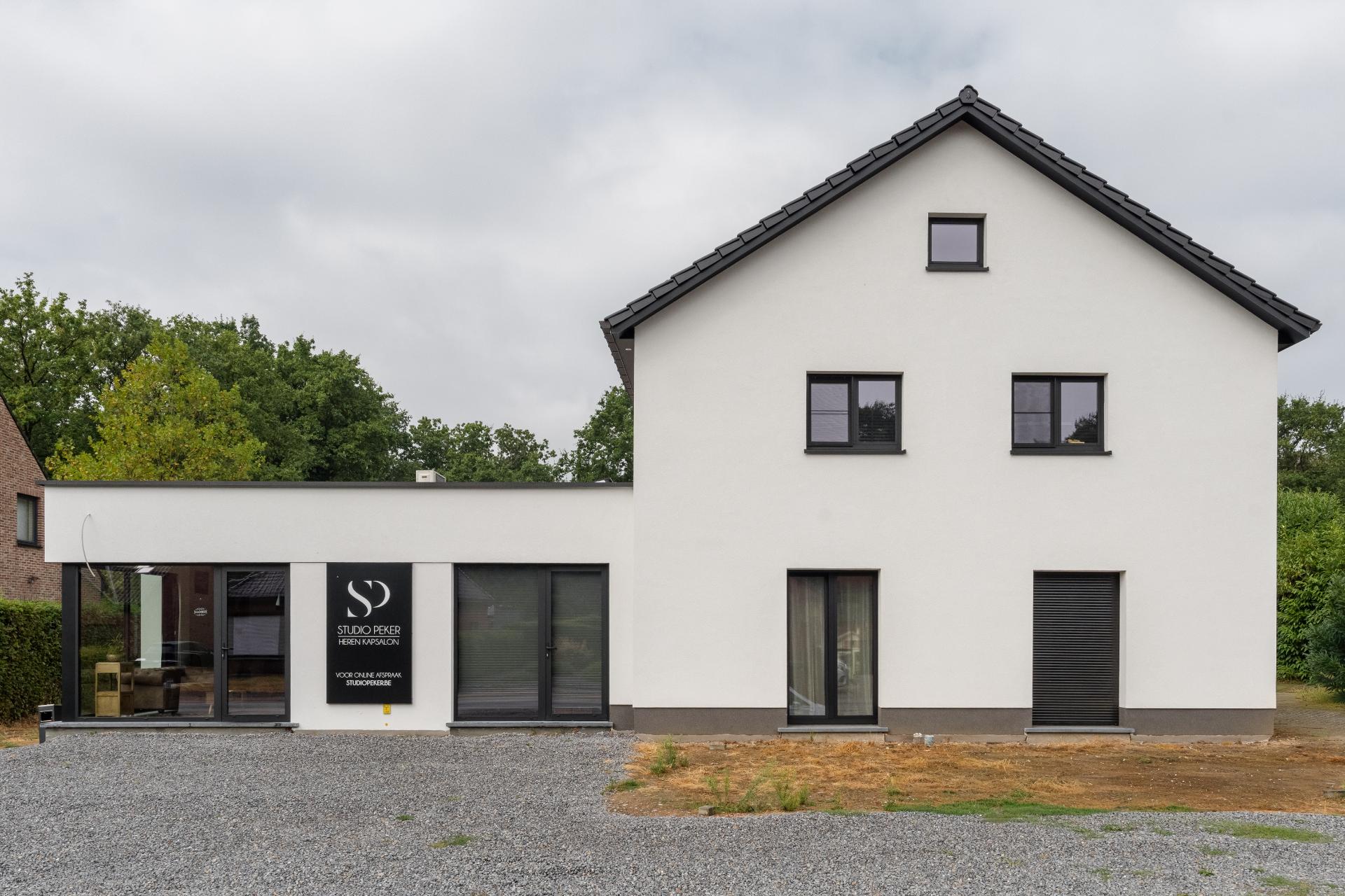 Woning na gevelrenovatie met witte crepi