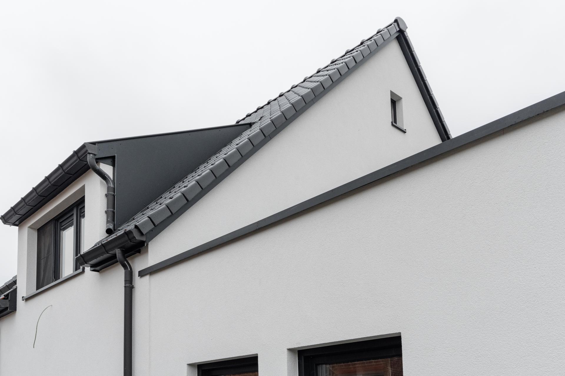 Achterzijde van woning afgewerkt met witte crepi