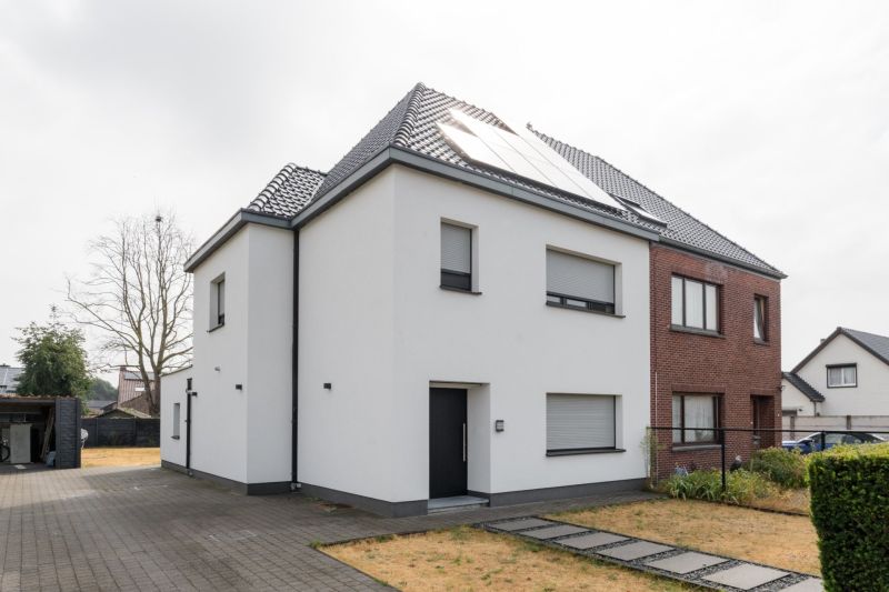 Witte woning met zadeldak in Houthalen