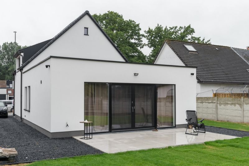 Witte woning met terras in Zonhoven