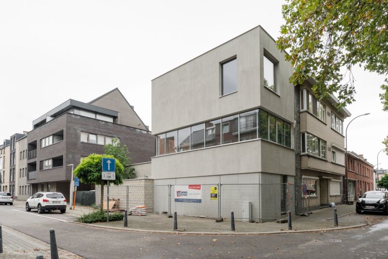 Hoekpand met grijze gevel in Hasselt